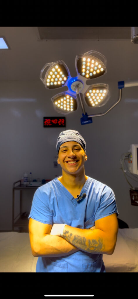 AF27E2CF-DF7D-4B6D-BFA6-FC73FF599263 Cirujano plastico en quirofano